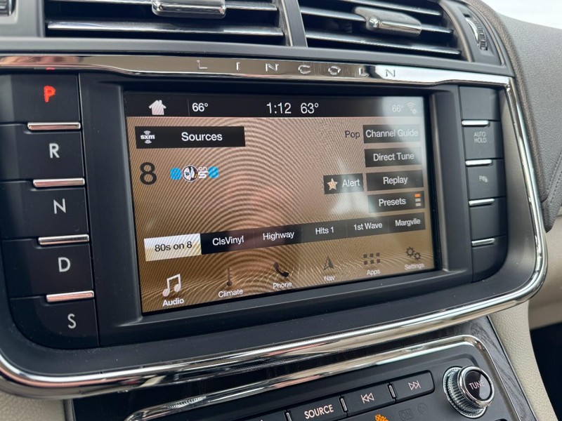 Lincoln Continental Vehicle Full-screen Gallery Image 16