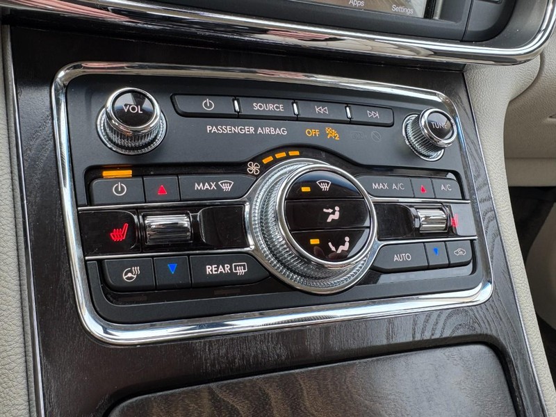 Lincoln Continental Vehicle Full-screen Gallery Image 17