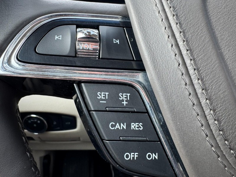 Lincoln Continental Vehicle Full-screen Gallery Image 18