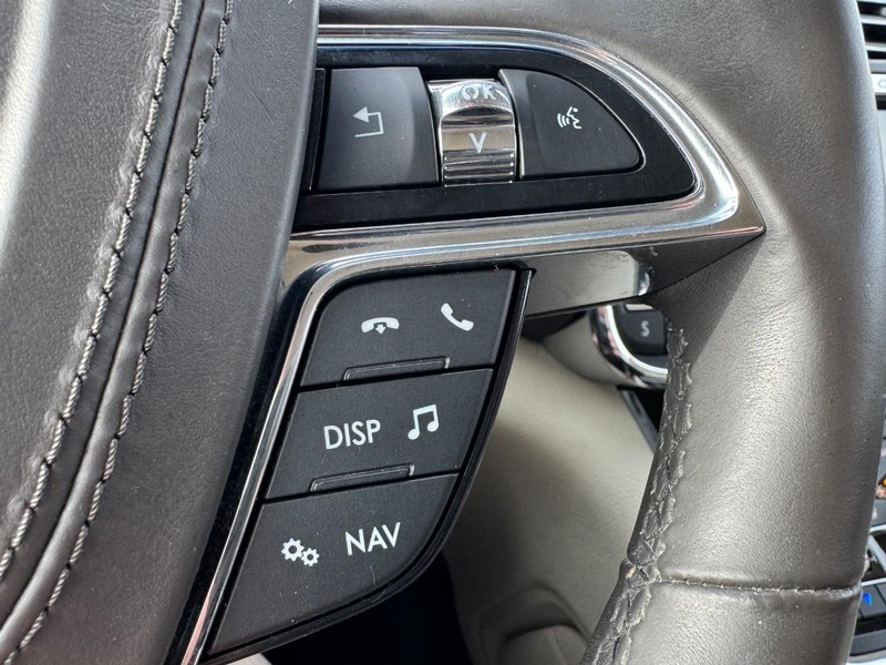 Lincoln Continental Vehicle Full-screen Gallery Image 19