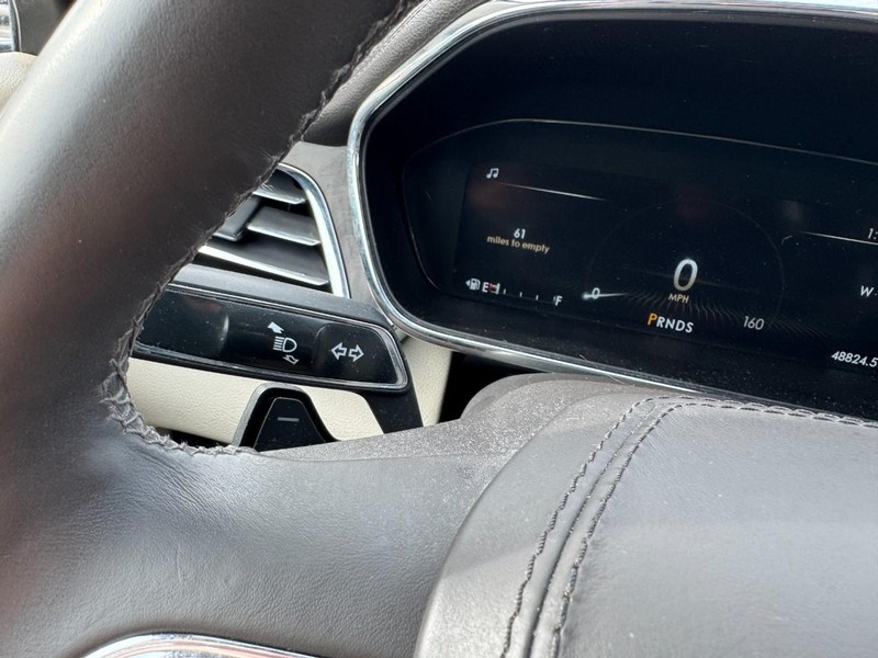 Lincoln Continental Vehicle Full-screen Gallery Image 20