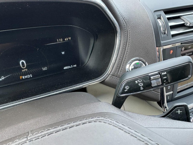 Lincoln Continental Vehicle Full-screen Gallery Image 21