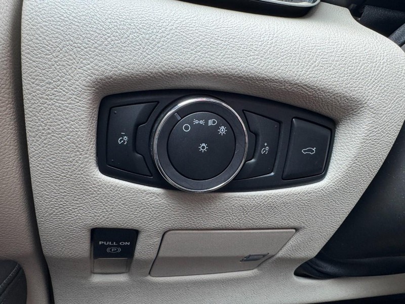 Lincoln Continental Vehicle Full-screen Gallery Image 22