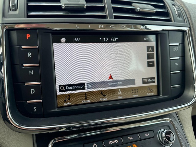 Lincoln Continental Vehicle Full-screen Gallery Image 23