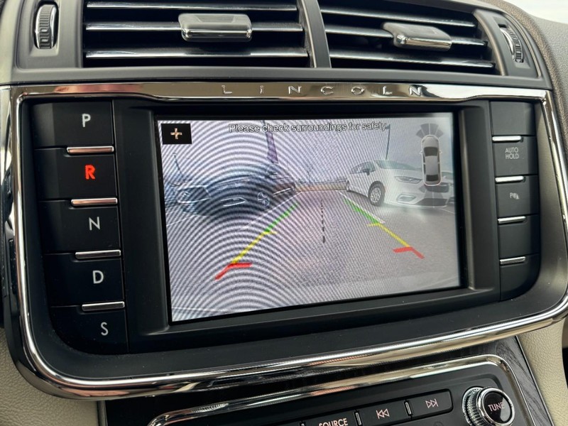 Lincoln Continental Vehicle Full-screen Gallery Image 24