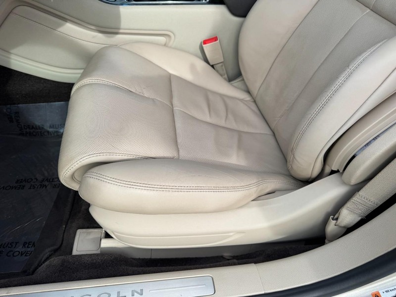 Lincoln Continental Vehicle Full-screen Gallery Image 26