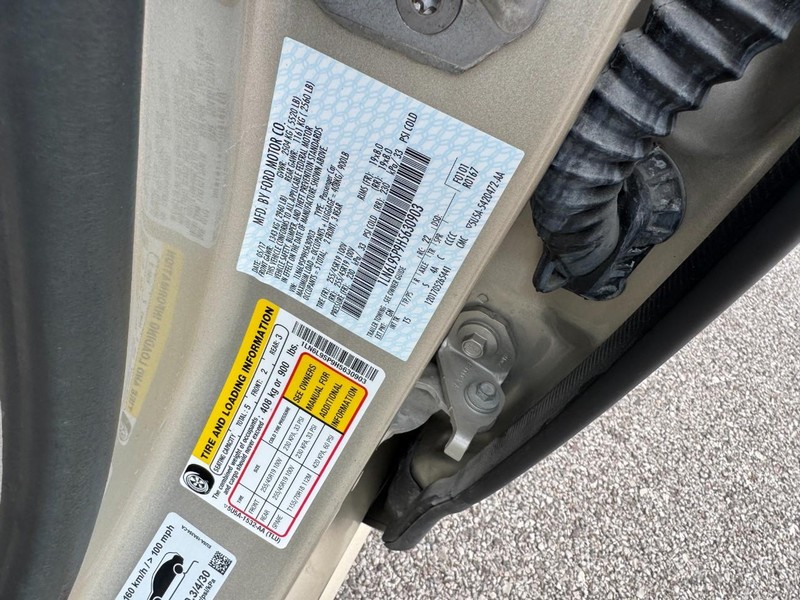 Lincoln Continental Vehicle Full-screen Gallery Image 28