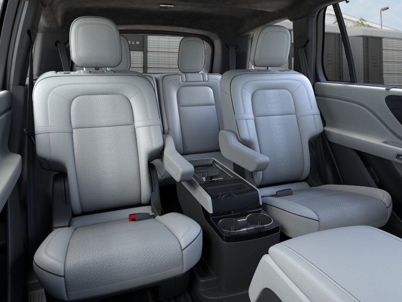 Lincoln Aviator Vehicle Full-screen Gallery Image 11