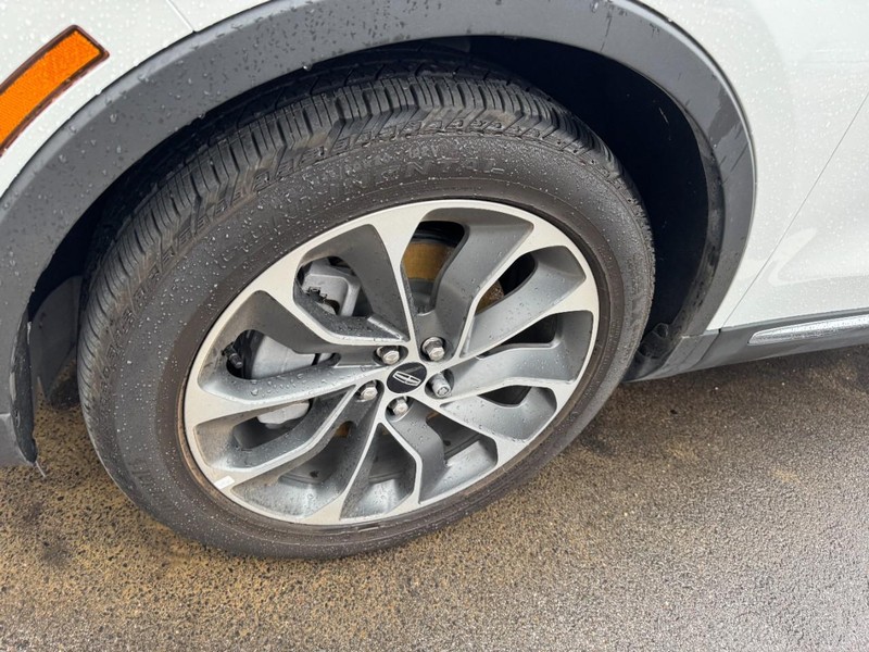 Lincoln Nautilus Vehicle Full-screen Gallery Image 04