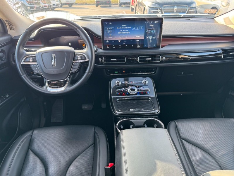 Lincoln Nautilus Vehicle Full-screen Gallery Image 09