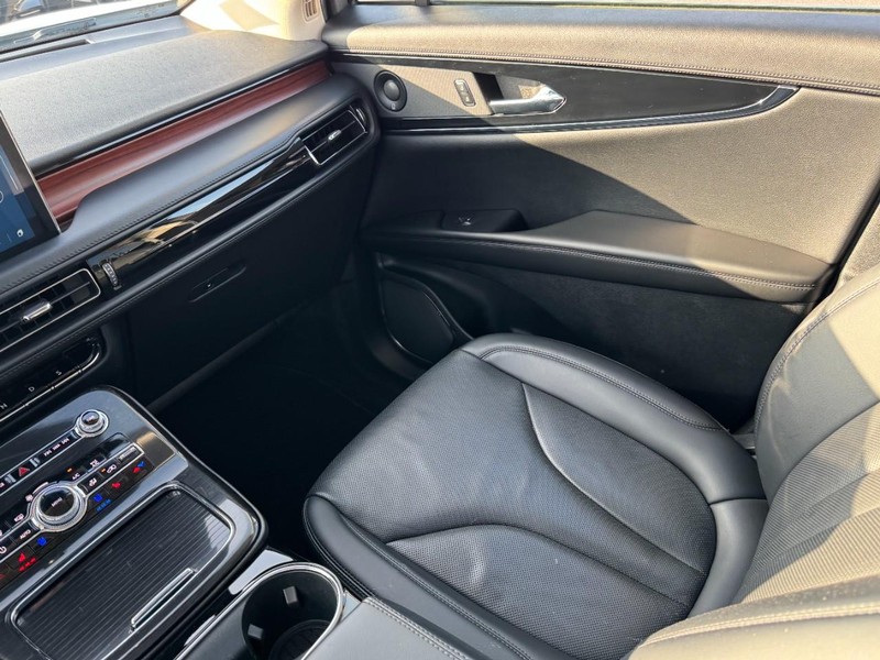 Lincoln Nautilus Vehicle Full-screen Gallery Image 11