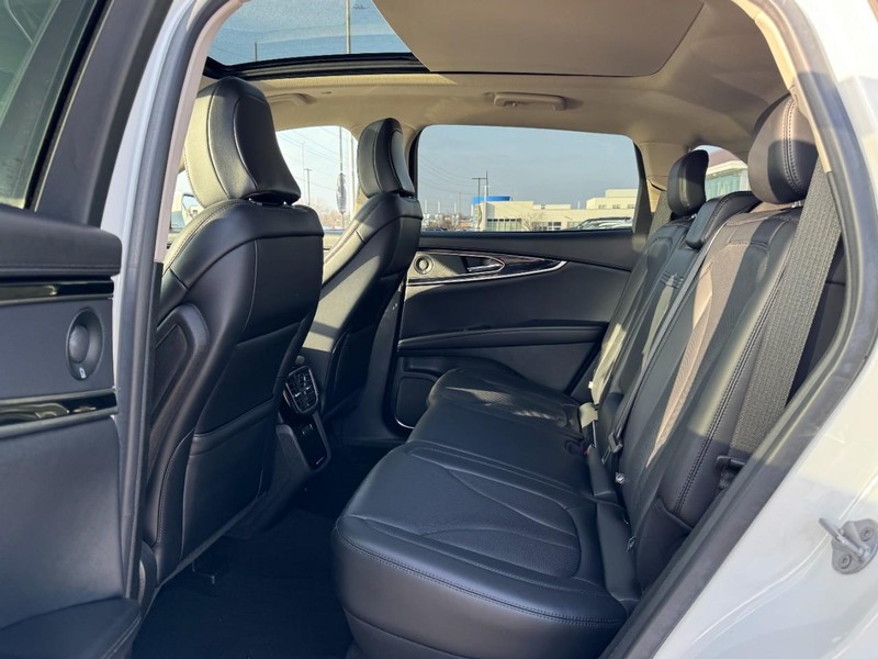 Lincoln Nautilus Vehicle Full-screen Gallery Image 12