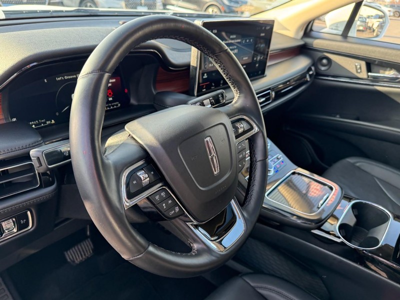 Lincoln Nautilus Vehicle Full-screen Gallery Image 15