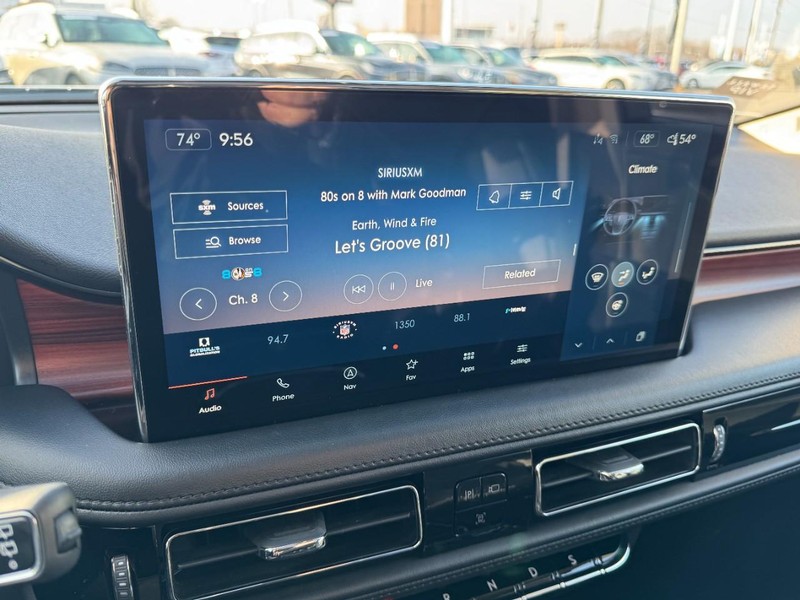 Lincoln Nautilus Vehicle Full-screen Gallery Image 16