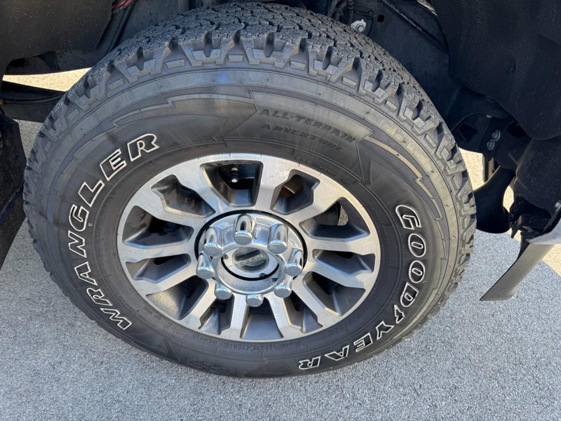 Ford Super Duty F-350 SRW Vehicle Full-screen Gallery Image 04