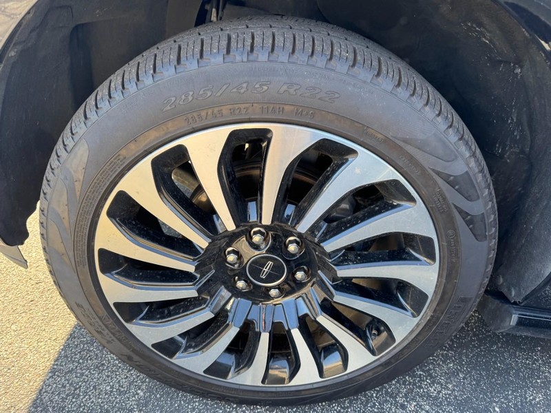 Lincoln Navigator L Vehicle Full-screen Gallery Image 04