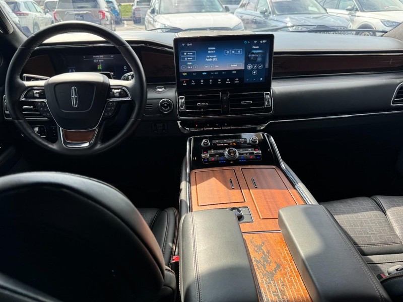 Lincoln Navigator L Vehicle Full-screen Gallery Image 09
