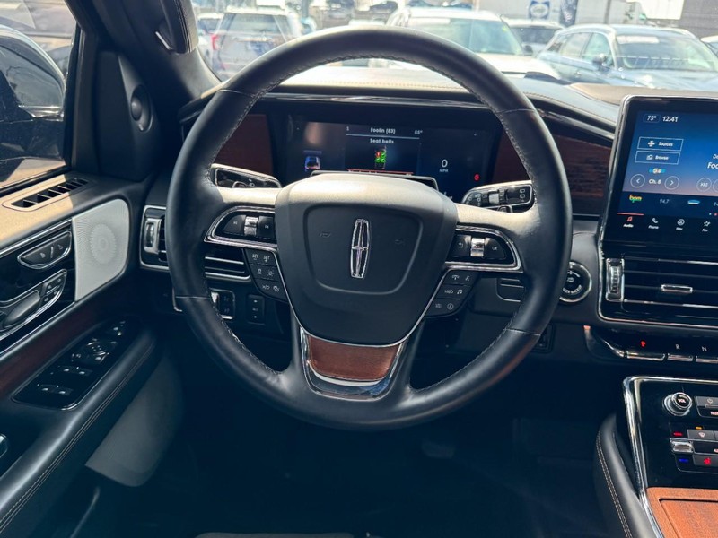 Lincoln Navigator L Vehicle Full-screen Gallery Image 10