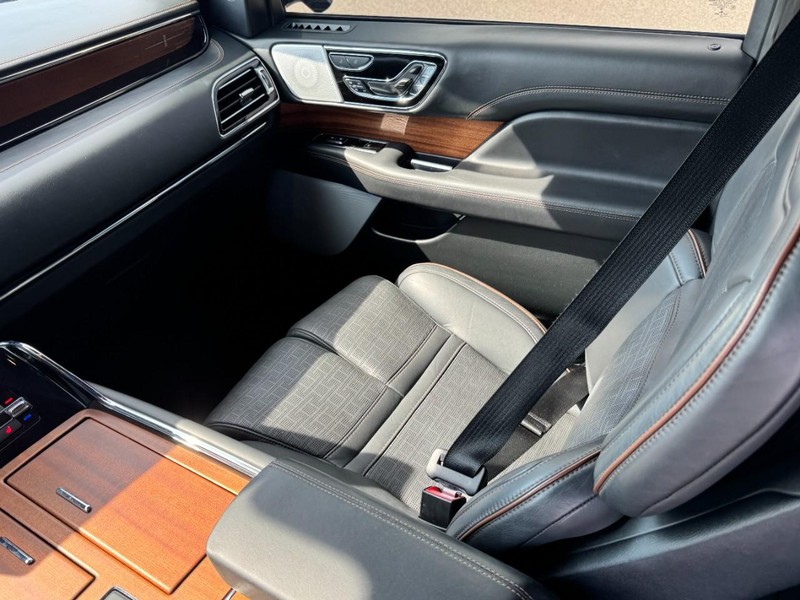 Lincoln Navigator L Vehicle Full-screen Gallery Image 11