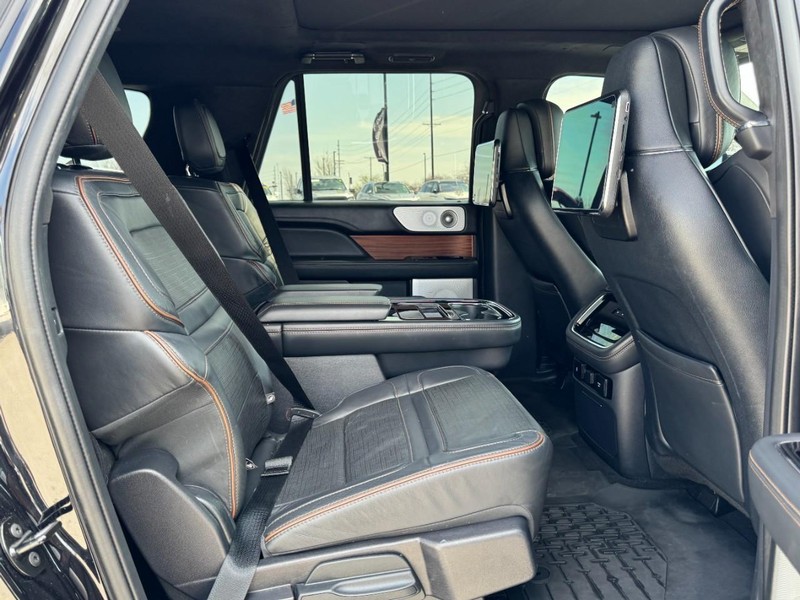 Lincoln Navigator L Vehicle Full-screen Gallery Image 13