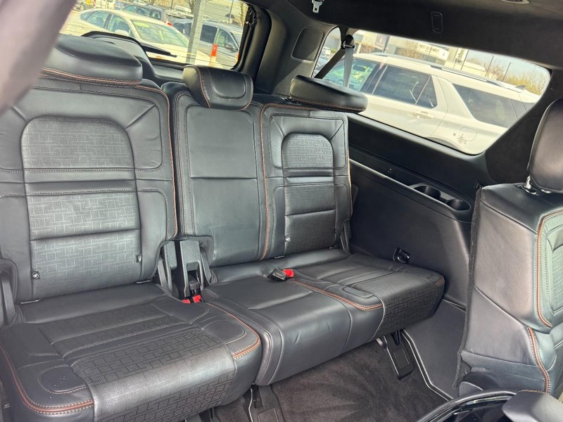Lincoln Navigator L Vehicle Full-screen Gallery Image 14