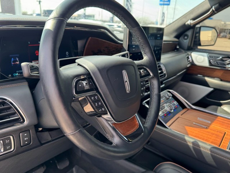 Lincoln Navigator L Vehicle Full-screen Gallery Image 15