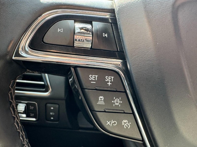 Lincoln Navigator L Vehicle Full-screen Gallery Image 16