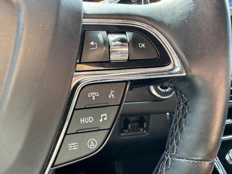 Lincoln Navigator L Vehicle Full-screen Gallery Image 17