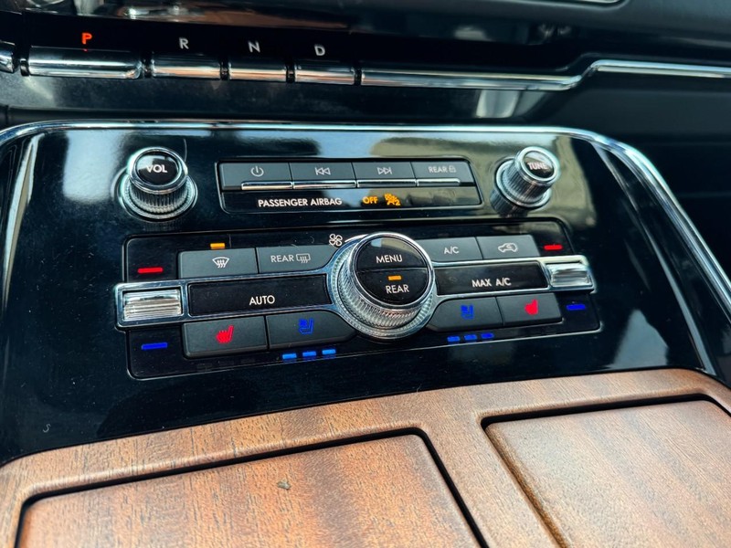 Lincoln Navigator L Vehicle Full-screen Gallery Image 18