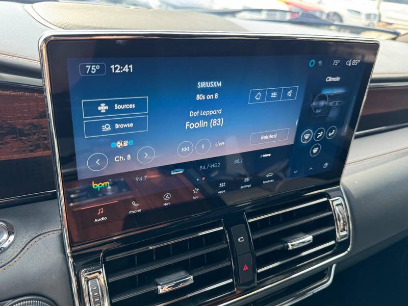 Lincoln Navigator L Vehicle Full-screen Gallery Image 19