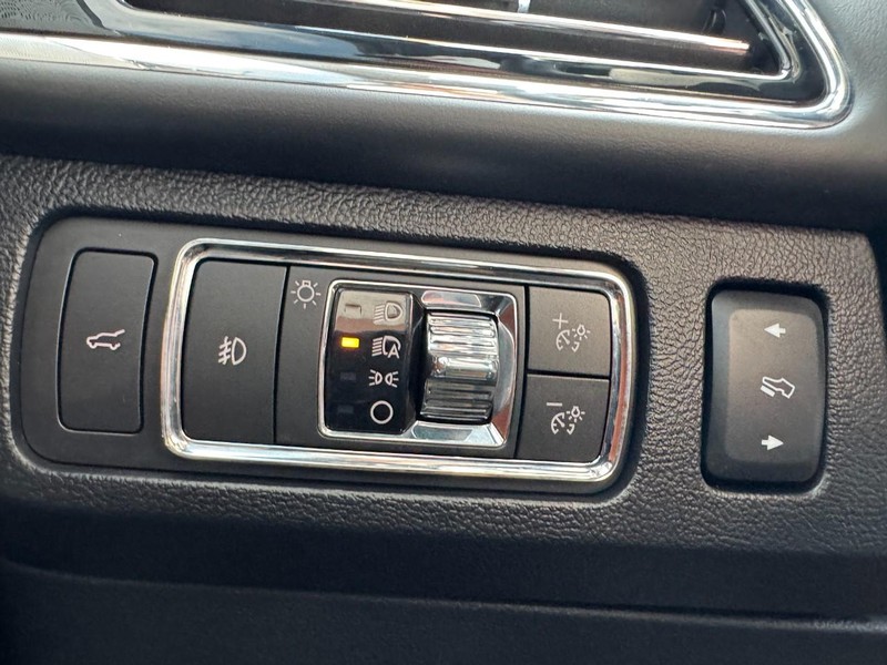 Lincoln Navigator L Vehicle Full-screen Gallery Image 22