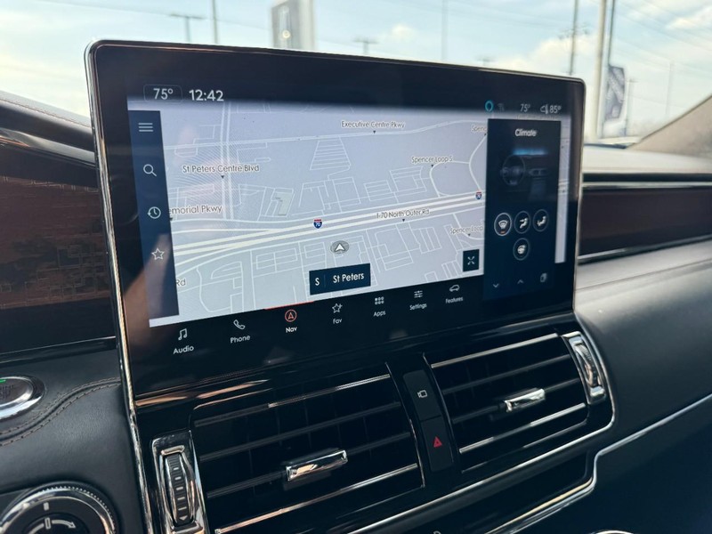 Lincoln Navigator L Vehicle Full-screen Gallery Image 23