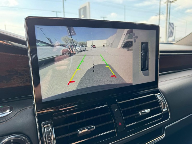 Lincoln Navigator L Vehicle Full-screen Gallery Image 24