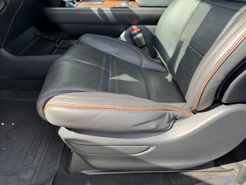 Lincoln Navigator L Vehicle Full-screen Gallery Image 26