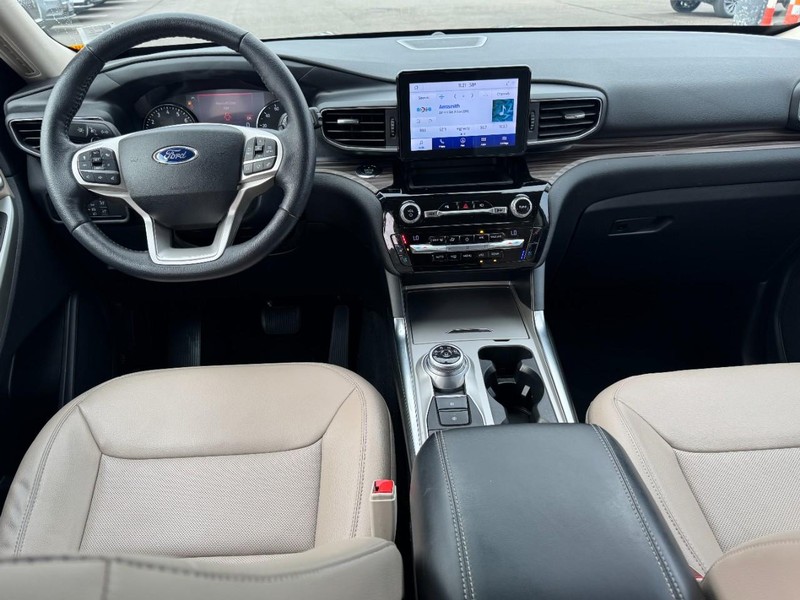 Ford Explorer Vehicle Full-screen Gallery Image 09