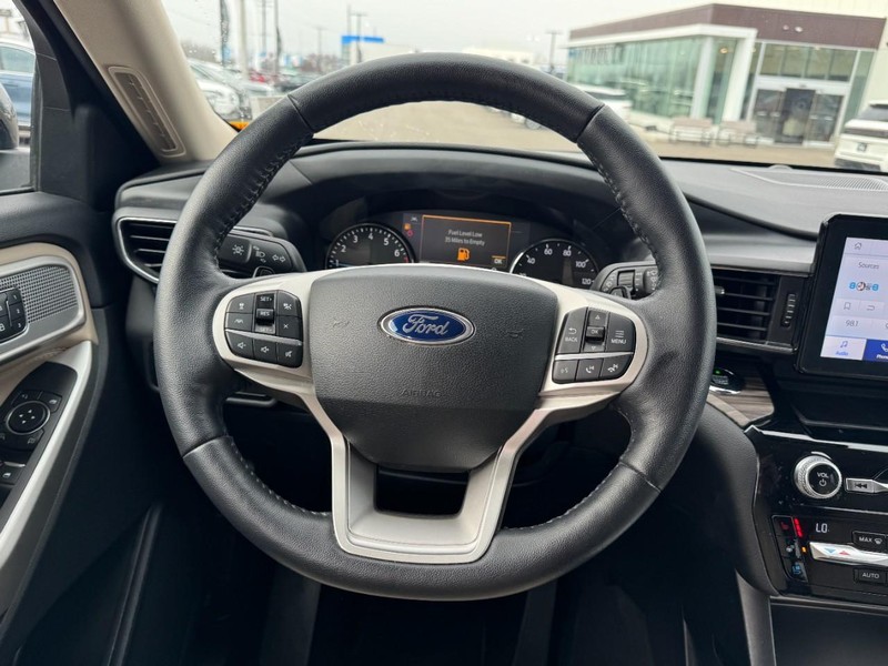 Ford Explorer Vehicle Full-screen Gallery Image 10