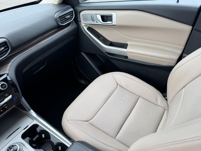 Ford Explorer Vehicle Full-screen Gallery Image 11