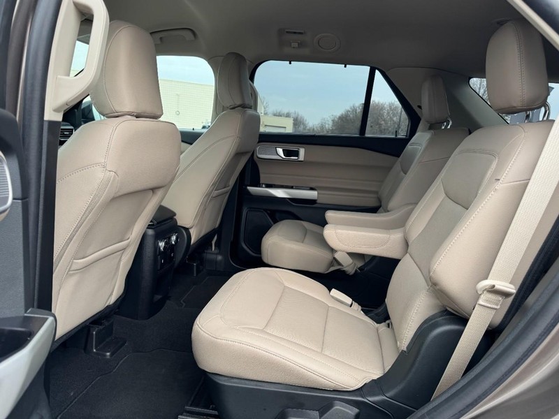 Ford Explorer Vehicle Full-screen Gallery Image 12