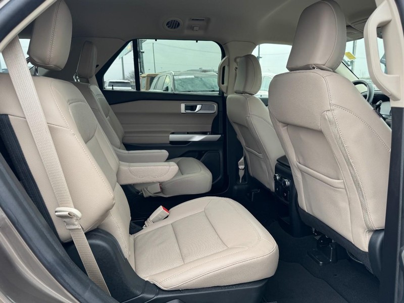 Ford Explorer Vehicle Full-screen Gallery Image 13