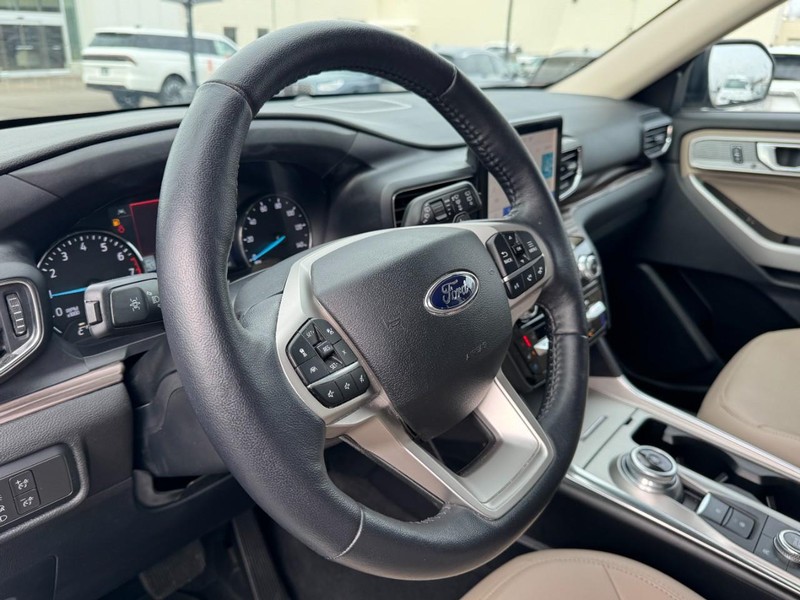 Ford Explorer Vehicle Full-screen Gallery Image 15