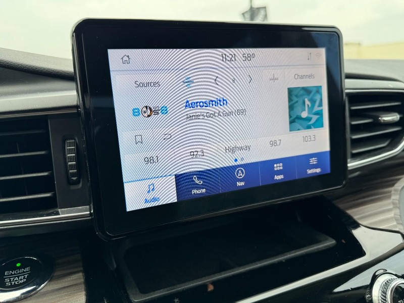 Ford Explorer Vehicle Full-screen Gallery Image 16