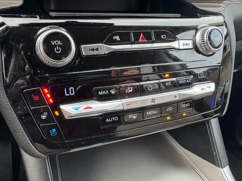 Ford Explorer Vehicle Full-screen Gallery Image 17