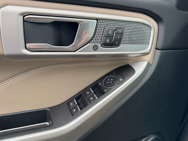 Ford Explorer Vehicle Full-screen Gallery Image 25