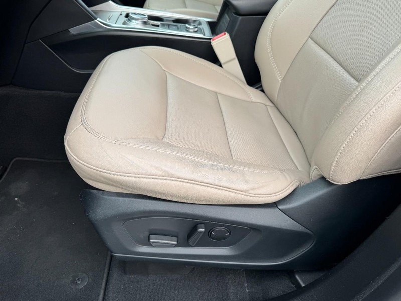 Ford Explorer Vehicle Full-screen Gallery Image 26