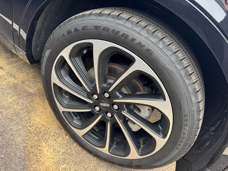 Lincoln Nautilus Vehicle Full-screen Gallery Image 04