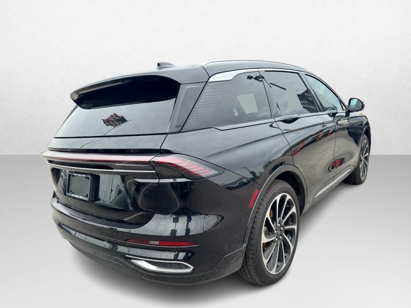 Lincoln Nautilus Vehicle Full-screen Gallery Image 05