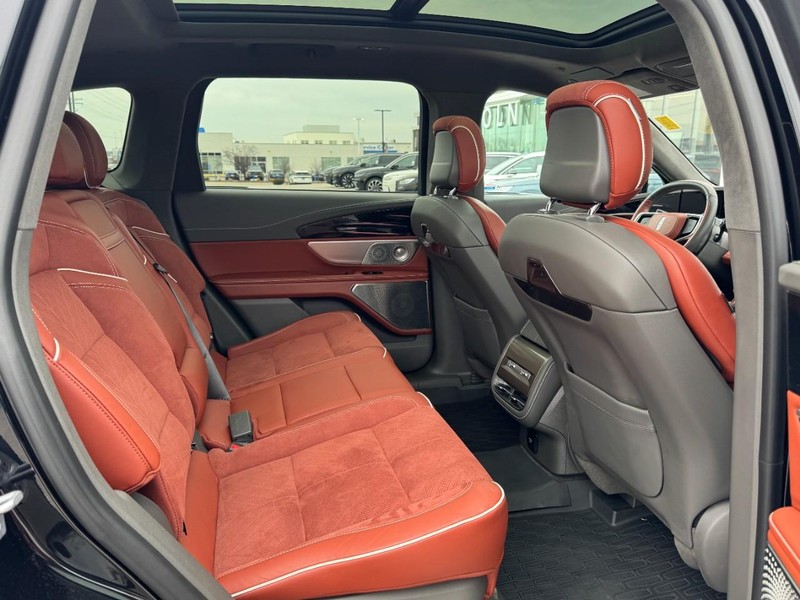 Lincoln Nautilus Vehicle Full-screen Gallery Image 13