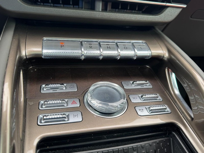 Lincoln Nautilus Vehicle Full-screen Gallery Image 17