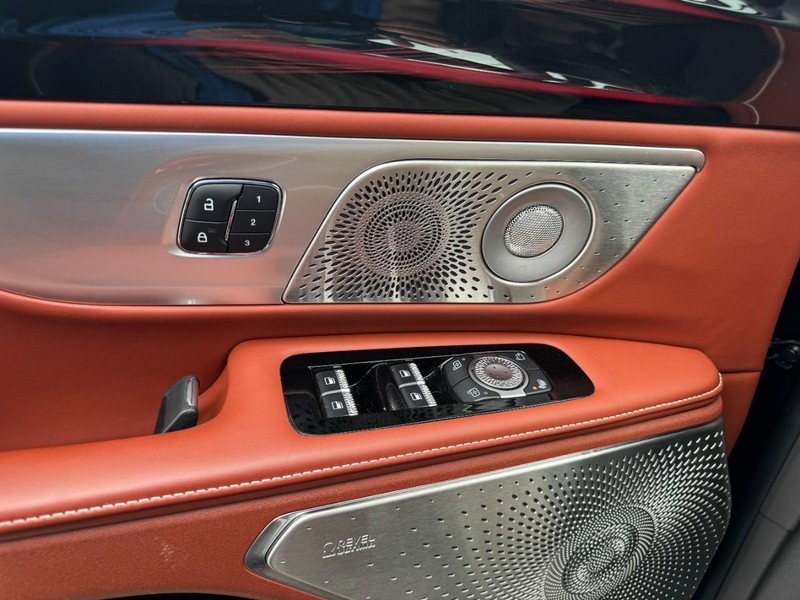 Lincoln Nautilus Vehicle Full-screen Gallery Image 25