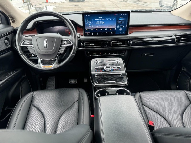 Lincoln Nautilus Vehicle Full-screen Gallery Image 09